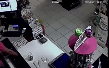 Kirámolták a pénztárgépet egy győri üzletben – Videó!