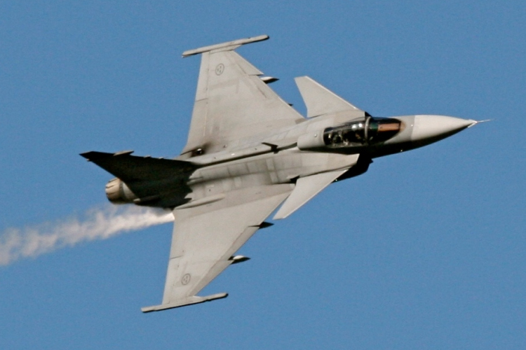 Kisrepülő miatt riasztották a honvédség Gripenjét