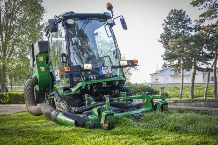 Miért ekkora a fű? – ez a polgármester válasza