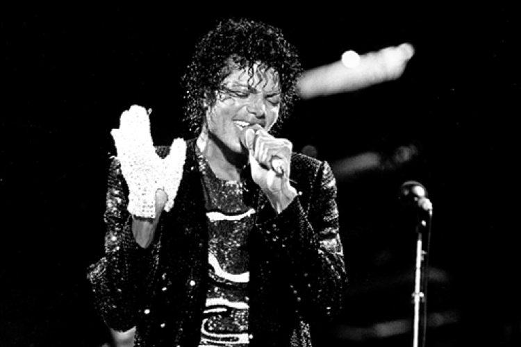 Licitálni lehet Michael Jackson dedikált, híres fekete dzsekijére