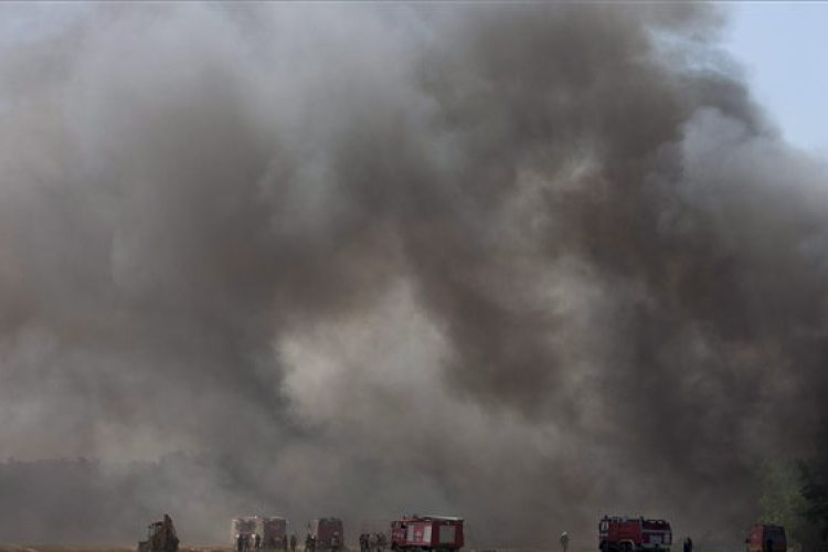 Még mindig dolgoznak a tűzoltók a kiégett bobai gumitelepen