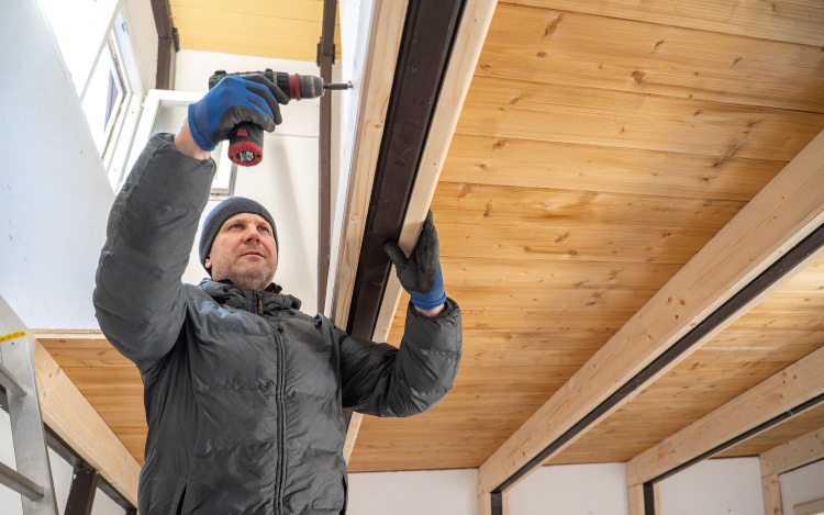 Négy faház megújul a győrújbaráti gyermektáborban