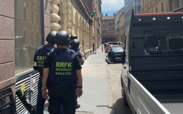 Gázpisztollyal fenyegetőzött egy férfi Budapest belvárosában  - VIDEÓ