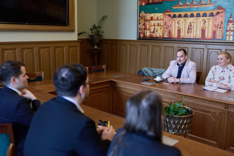 Végre történik valami az állomással