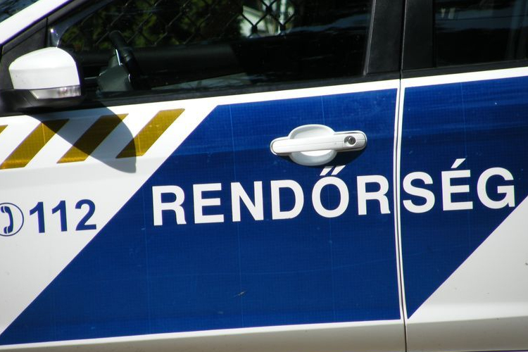 Árokba zuhant egy autó az M1-esen 