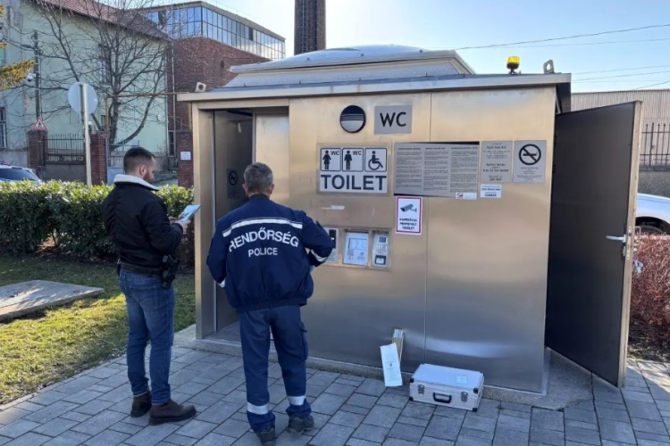 Megint megrongáltak egy nyilvános vécét