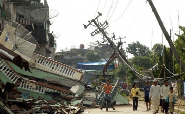 Földrengés Indonézia partjainál - Nem tudnak magyar sérültről