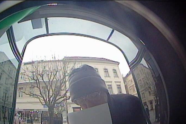 Keresik! Lopott bankkártyával akart pénzt felvenni