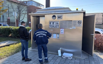 Megint megrongáltak egy nyilvános vécét