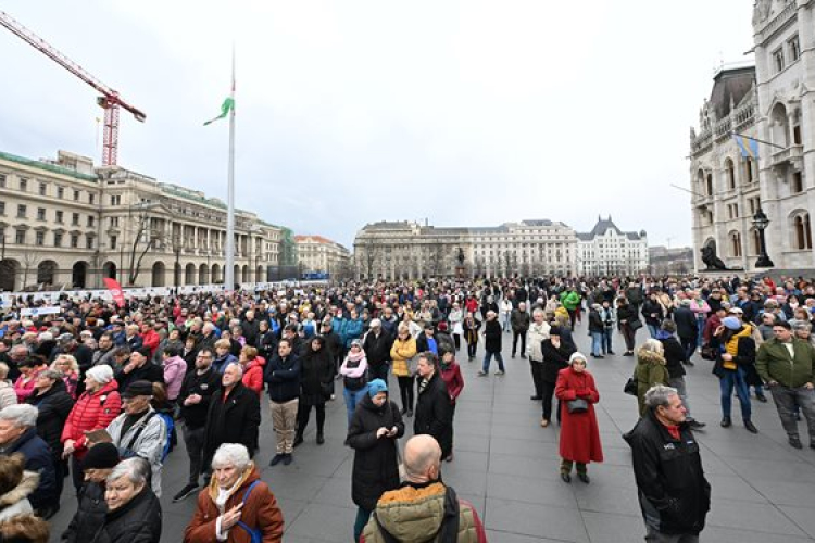 A közvetlen köztársaságielnök-választásért tüntettek ellenzéki pártok Budapesten