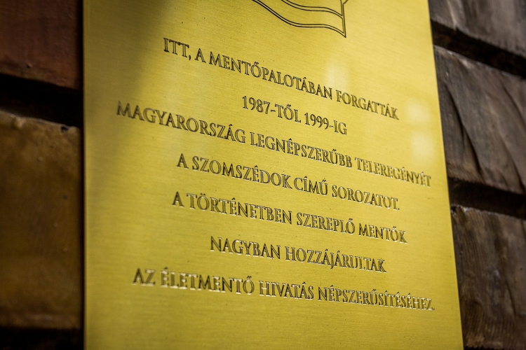 Szomszédok-emléktáblát avatott fel Kulka János az Országos Mentőszolgálatnál 
