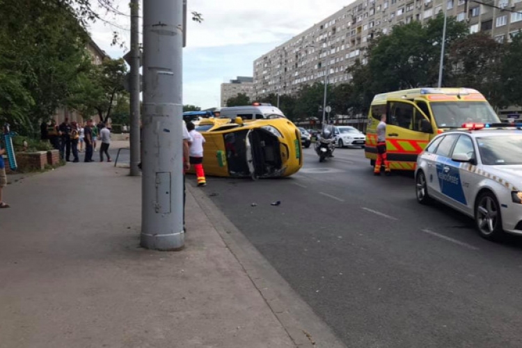 Felborult egy taxi Óbudán miután karambolozott