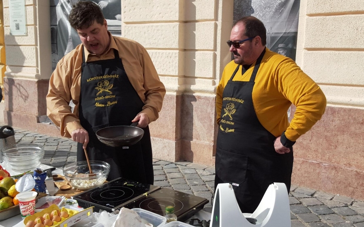 Bemutatkozott a Konyhaszínház - frissített, videóval