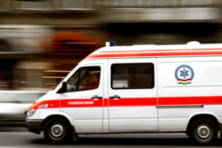 Árokba hajtott autó, keresztbe fordult teherautó a 85-ös főúton Kónynál