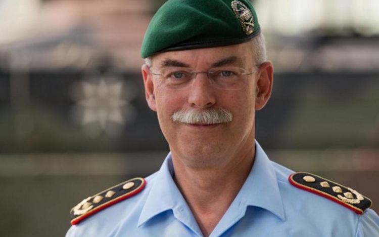 Magas rangú állami kitüntetést kapott a NATO egyik parancsnoka