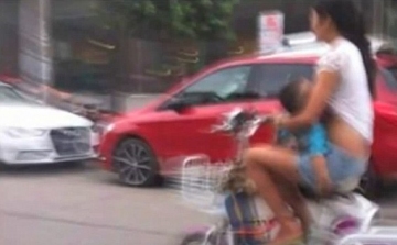 Motorozás közben szoptatta a gyerekét, elkapta a rendőrség
