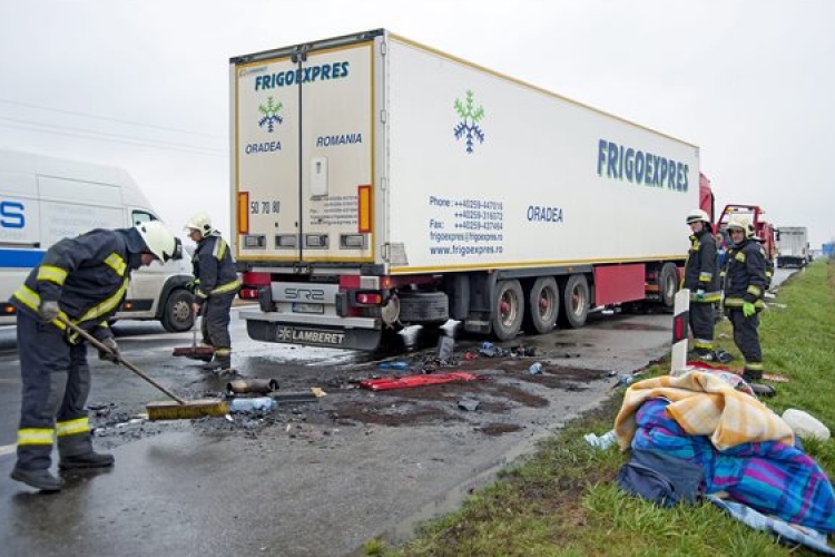 Két kamion és egy tréler ütközött az M1-esen - Teljes útzár