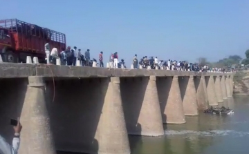 24 ember meghalt, amikor folyóba zuhant egy násznépet szállító busz Indiában