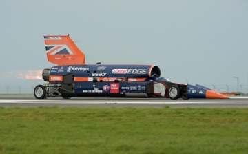 A világ leggyorsabb, szuperszonikus autóját tesztelték Nagy-Britanniában