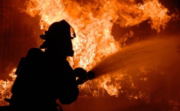 Hatalmas tűz Komáromban, ötven lánglovas küzd a lángokkal