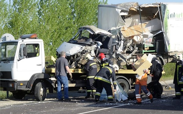 Sörszállító teherautó karambolozott a 4-es főúton Szolnoknál