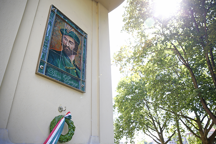 Leleplezték Dózsa György kerámiaképét Révfaluban