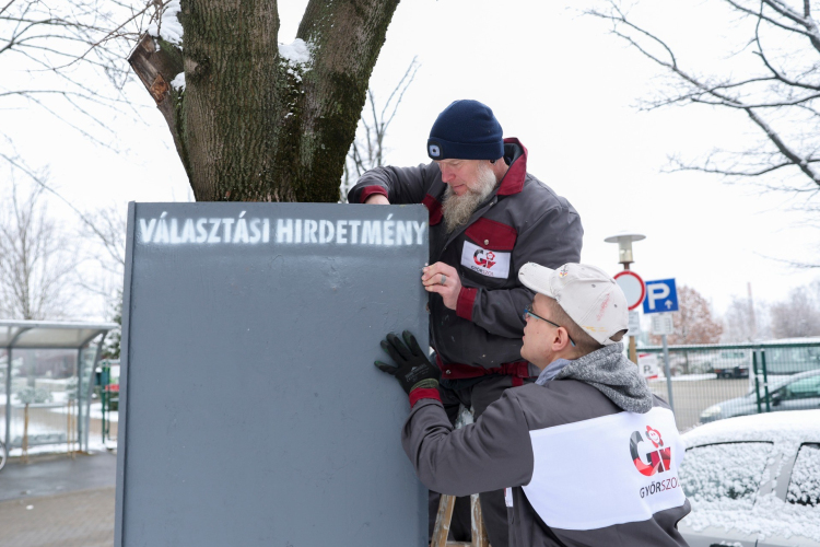Indul a kampány: fém tartóállványokat helyezett ki a Győr-Szol