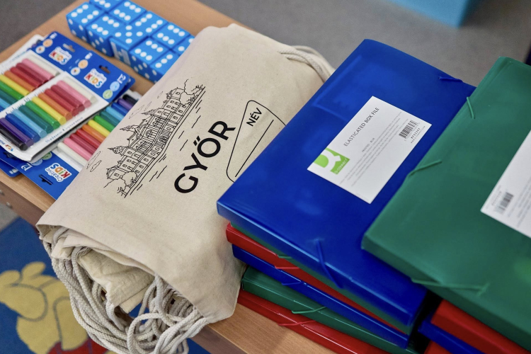 Kiszínezhető tornazsákot és tanszercsomagot kaptak az elsősök