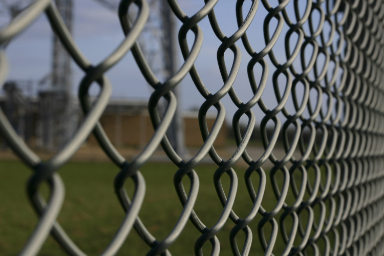 Áramot vezetett a kerítésébe egy zalai férfi, emberölési kísérlettel vádolják