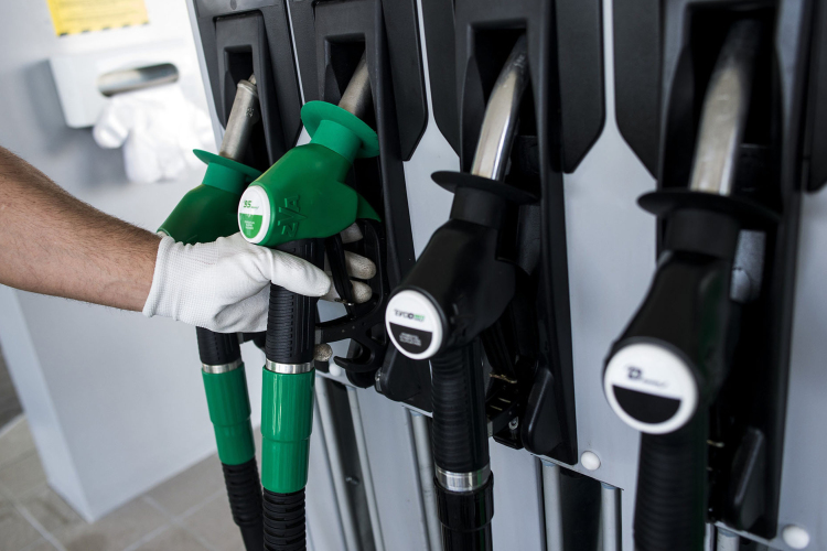 Szerdától olcsóbb lesz a benzin