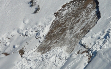 Több lavina sodort el túrázókat a Fogarasi-havasokban 
