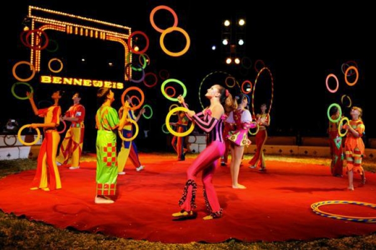 Emberpiramis épül a cirkusz világnapján