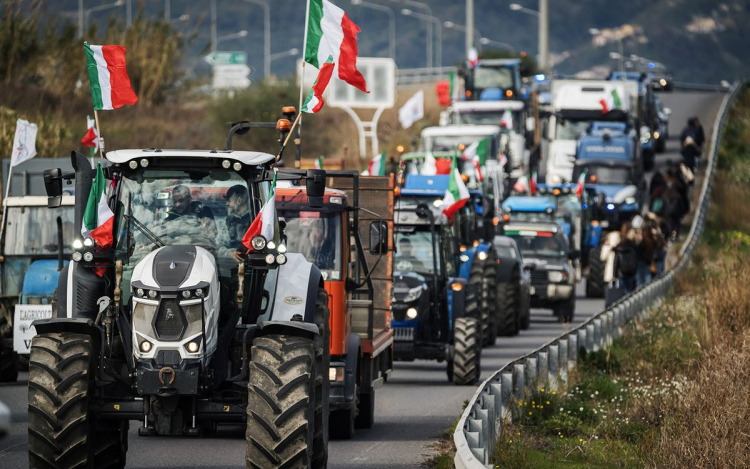 Az olasz gazdák Brüsszelbe indultak tüntetni, és traktoraikkal Rómát is be akarják venni