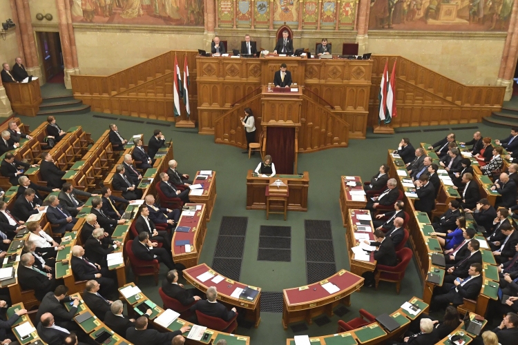 A nyugdíjrendszerről tart vitát a Parlament 