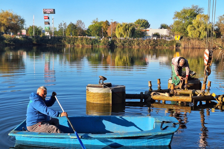 Kiemelték a tóból az úszó szökőkutat (VIDEÓ)