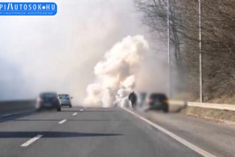 Dízelautós rémálom: Hatalmas füst az M7-es autópályán 