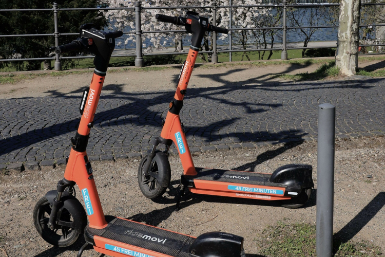 Elektromos rollerrel behajtani tilos!