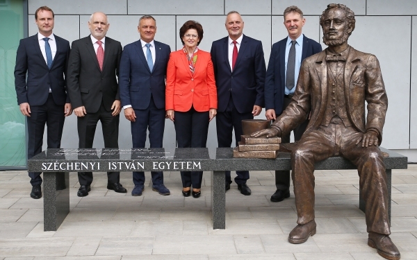 Egészalakos Széchenyi-szobrot avattak Győrben