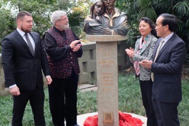 Petőfit és Szendrey Júliát közösen ábrázoló szobrot avattak Kínában 