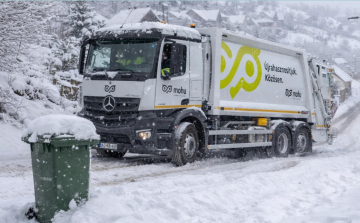 A hó ellenére rendben elindultak gyűjtőkörútjukra a kukásautók
