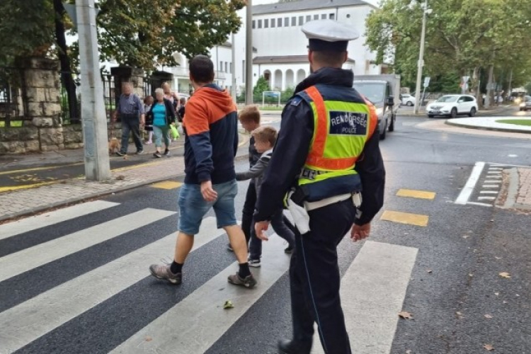 Rendőrök vigyáznak az iskolásokra