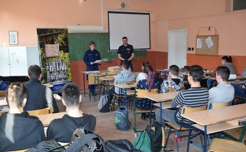Fiatalok körében toboroztak a rendőrök Győrben 