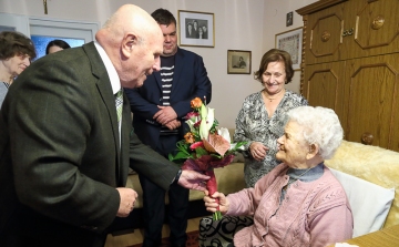 104 éves nénit köszöntöttek Győrben 