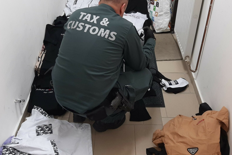 Hatmillió forint értékű hamis ruha lapult az autóban