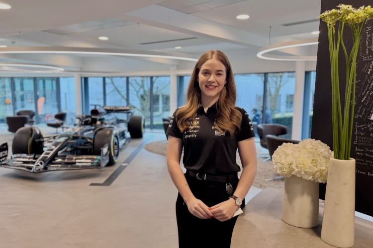 A Mercedes Forma–1-es csapatánál gyakornok