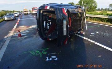 Drog hatása alatt vezetett, az M3-as autópályán balesetet okozott a sofőr