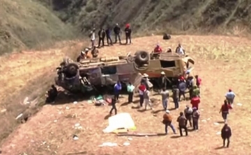 Szakadékba zuhant egy kisbusz Peruban, sokan meghaltak és sokan súlyosan megsérültek