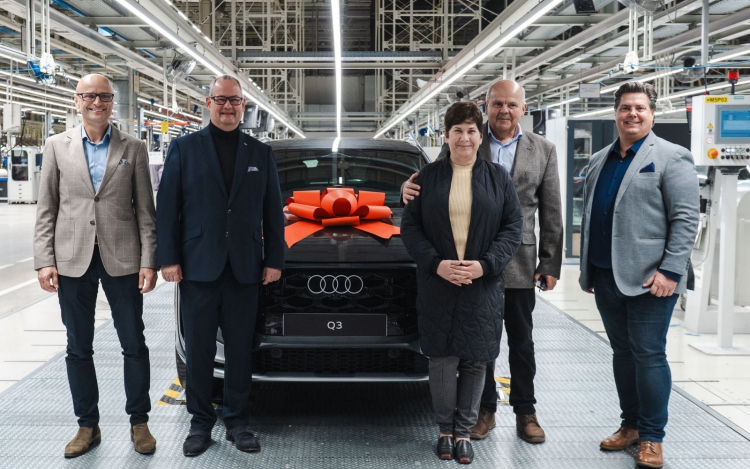 Átadták az első hazai vásárlónak az új Audi Q3-at