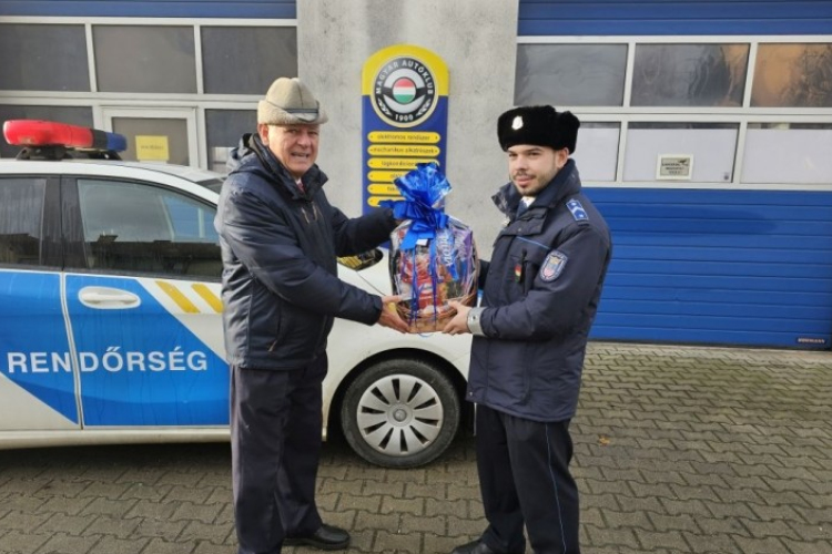 Különleges ajándékot kapott két rendőr