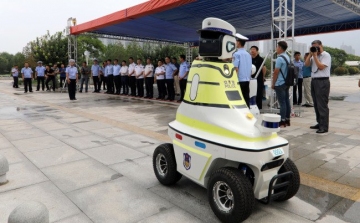 Robotok járőröznek egy kínai városban